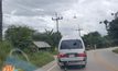 แชร์สนั่น เด็กนั่งห้อยขาท้ายรถตู้รับส่ง นร.