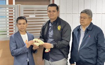 ป้ายต้าน “ปชป.” โผล่สุราษฎร์ เชื่อประท้วง “ชัยชนะ” บูลลี่คนจบม.ทักษิณ แถม “นิพนธ์” ล้อเลียน “บิ๊กป้อม” ซ้ำ