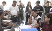 รวบมือกรีดยางรถบริเวณลานจอดรถวัดหลวงพ่อโสธร