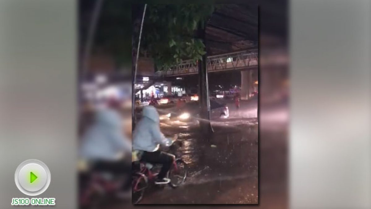 น้ำท่วมสูงบริเวณ ถนนเพชรเกษม ก่อนถึงซีคอนบางแค (24-10-60)