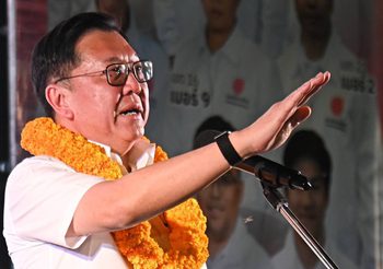 “จตุพร” ขึ้นเวทีปราศรัยลาดกระบัง ย้ำสโลแกน “มีเรา ไม่มีมืด” ลุยแก้น้ำท่วม 6 ปี ทั้ง กทม. – ภาคกลาง ดันรัฐสวัสดิการตั้งแต่เกิดถึงตาย – พักหนี้ – ตั้งหลักเศรษฐกิจ