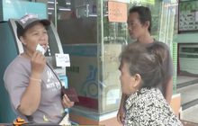 ผู้ถือบัตรสวัสดิการแห่งรัฐแห่กดเงิน 500 บาท