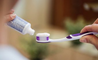 บีบยาสีฟัน แค่ไหนถึงจะดี? ปริมาณยาสีฟัน ที่ใช้กับเด็กและผู้ใหญ่นั้นต่างกัน