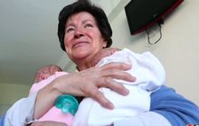 หญิงสเปนวัย 64 ปีที่คลอดลูกแฝดกลับบ้านแล้ว