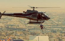 โชว์ปั่นจักรยาน BMX กระโดดจากเฮลิคอปเตอร์