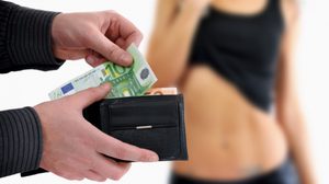 โดนขู่ให้คืนเงิน ไม่งั้นจะ ปล่อยคลิป แล้วหนูควรทำไงดีคะ