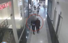 จับสองคนร้ายจี้ นร.ในห้าง