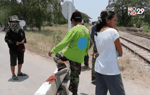 ชาวบ้านประท้วงปิดทางข้ามรถไฟ จ.เพชรบุรี