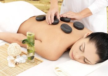 รู้จักการนวดหินร้อน ตัวช่วยบำบัด แก้ปัญหาปวดเมื่อยได้ตรงใจ!