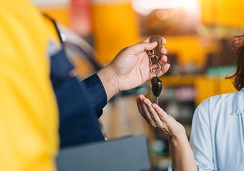 เปิดเหตุผล! ทำไมคนรักรถเลือกประกันรถยนต์ชั้น 1 ซ่อมศูนย์