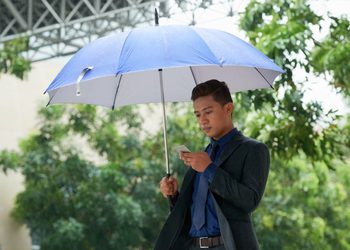 สั่งทำร่มเลือกแบบไหนให้ตอบโจทย์? รวมทุกเรื่องน่ารู้ของร่มแต่ละชนิด