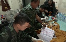 ตำรวจเกาะสมุยบุกค้นวัดดังพบยาเสพติดและอาวุธปืน
