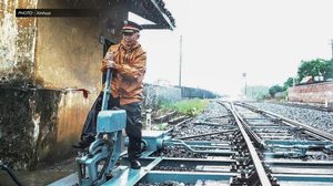 ‘นักสับรางรถไฟ’ อาชีพที่ยังหลงเหลือ ในยุคที่เทคโนโลยีพัฒนาก้าวไกล