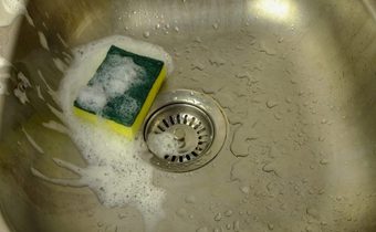 วิธีใช้ ฟองน้ำล้างจาน ให้ปลอดภัย คุณชอบเผลอแช่ไว้ในน้ำใช่มั้ย? รีบเปลี่ยนนิสัยนี้โดยด่วน!