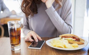 วิจัยเผย! เล่นโทรศัพท์ขณะกินอาหาร จอยๆ เพลินๆ น้ำหนักเพิ่มขึ้นไม่รู้ตัว