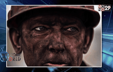 AP Photo : คนงานเหมืองชาวยูเครนกำลังยืนรอรถโดยสาร