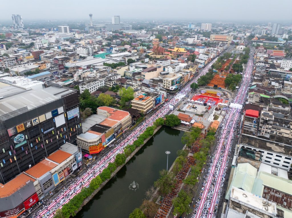 พ่อเมืองแจัดตักบาตรพระหมื่น ทำบุญเมือง 557 ปี