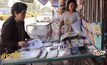 ปชช.แห่ซื้อหนังสือพิมพ์ภาพพระราชพิธีฯ