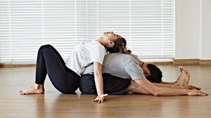 วาเลนไทน์นี้ มาฝึก โยคะคู่รัก แทนการชวนกินบุฟเฟ่ต์ แล้วสุขภาพดีไปพร้อมๆกัน…เริ่ม!