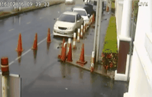 กระบะเสียหลักข้ามเกาะกลางพุ่งชนรถยนต์ 6 คัน