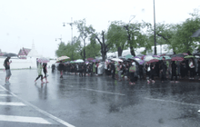 ประชาชนจำนวนมากร่วมถวายอาลัยแม้ฝนตกหนัก