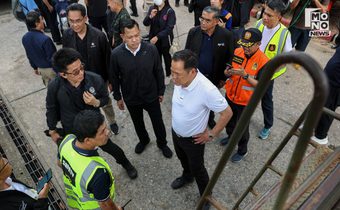 “นายกฯ” บุกเขต 8 หาดใหญ่ สำรวจความเสียหายน้ำท่วม ชาวบ้าน โอด “ไม่เหลืออะไรเลย” ก่อนเจ้าตัวยกมือไหว้ “ขอโทษ”