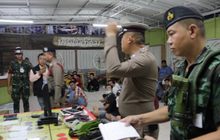 บุกทลายบ่อนย่านสุขาภิบาล 5 รวบนักพนัน 47 คน