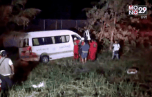 รถตู้โดยสารตกข้างทาง ชาวกัมพูชาบาดเจ็บ 6 คน