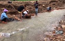 ชาวบ้านแห่ร่อนทองที่บางสะพานหลังน้ำลด
