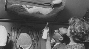 ทำกันแบบนี้เลย! ย้อนอดีต เวลาพาเด็กทารกขึ้นเครื่องบิน ในยุค 1950s