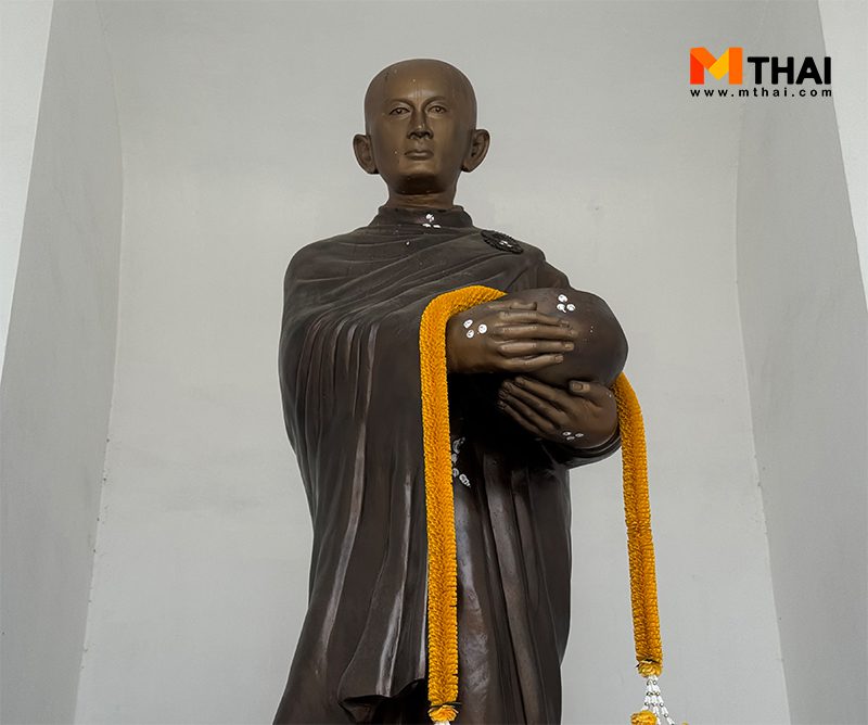 พระบรมรูปสมเด็จพระเจ้าตากสินมหาราชปางทรงผนวช