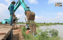 ชาวบ้านร่วมกันกั้นน้ำในคลองป้องกันน้ำเข้านาข้าว