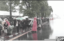 พสกนิกรรอเข้าสักการะพระบรมศพเนืองแน่น