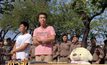 “เพนกวิน” บุก บก.ทบ.ค้านเปิดเพลงหนักแผ่นดิน
