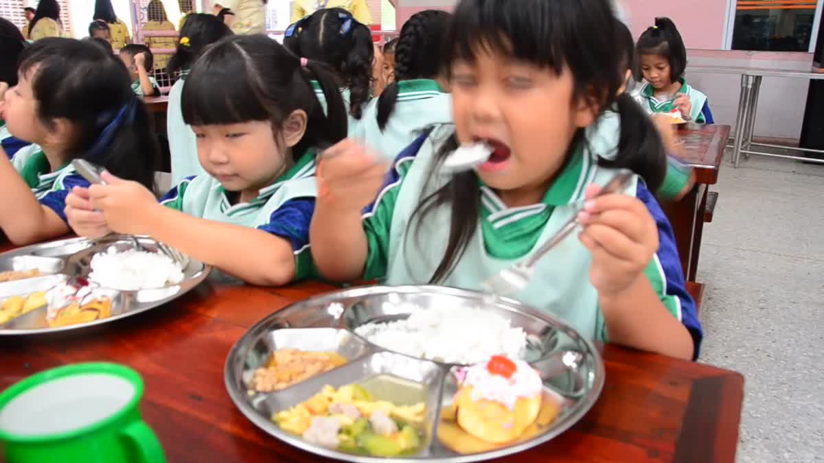 ผู้อำนวยโรงเรียนดังแจง อาหารกลางวันนักเรียน ได้คุณค่าตามมาตรฐาน