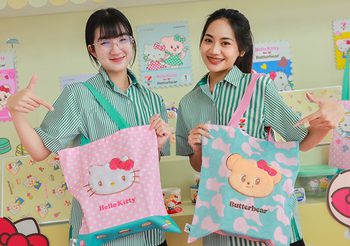 ใครยังไม่มีของพรีเมียมเซเว่นฯ แสตมป์ Hello ฮีลใจ น้องเนย x พี่คิตตี้ รีบสะสมด่วนก่อนหมด!