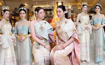 ย้อนชม วนัช กูตูร์ แปลงโฉม คู่จิ้น หลิง-ออม ในลุคชุดไทยประยุกต์ ร่วมงานลอยกระทง “Lanna Culture & Sky Lantern 2025”