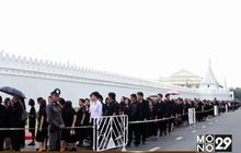 พสกนิกรจากทั่วสารทิศ สักการะพระบรมศพ