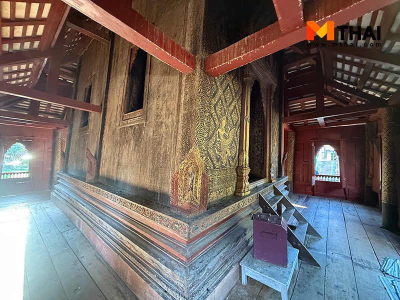 ภายในหอไตรกลางน้ำ