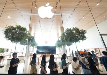 iPhone 17 ถึงมือแล้ว! ลูกค้าแห่รับเครื่องวันแรกคิวแน่น Apple Store ICONSIAM