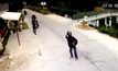 กลุ่มวัยรุ่นขว้างระเบิดใส่คู่อริกลางถนนย่านนนทบุรี