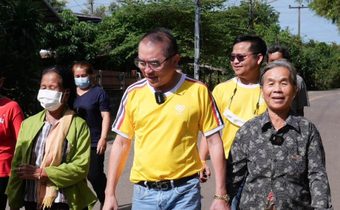 ชาวยโสธร! รุมผูกแขน “หมอวรงค์” อวยพรให้ได้เป็นนายกฯ