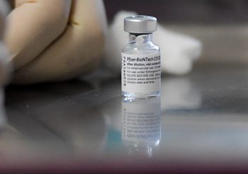 ‘ไฟเซอร์’ เผยวัคซีนโควิด-19 โดสกระตุ้น ช่วยต้าน ‘โอไมครอน’