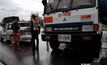 ฝนตกถนนลื่นรถชนกันระนาวเจ็บ 4 คน