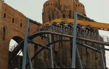 รถไฟเหาะตีลังกาในสวนสนุกจีนหยุดวิ่งกลางคัน