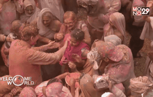 เทศกาลสาดสีในเมืองแม่ม่ายของอินเดีย