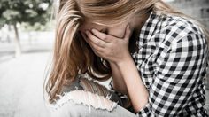 เพื่อน ทะเลาะกับแฟน แล้วเราควร ถอยห่าง จากเขาหรือเปล่าคะ