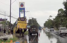 รถบัสรับส่งนักเรียนไถลตกบ่อน้ำข้างทางเจ็บระนาว
