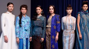 ตระการตา!18 ชุด แฟชั่นโชว์ ผ้าไทย และ ผ้าปัก โดย ดีไซเนอร์ไทย แรงบันดาลใจจากพระราชจริยวัตร