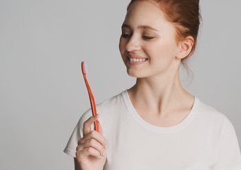 4 สัญญาณที่บอกว่าคุณ แปรงฟันแรงเกินไป และระวังเหงือกพังไม่รู้ตัว